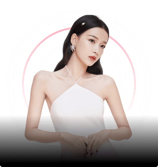 友好！巴库纳接受治疗后在场边与邵佳一握手，后者拍了拍他的头